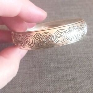 Silvertone Bracelet w/ Etched Flower Motif - Pre-loved (7")?